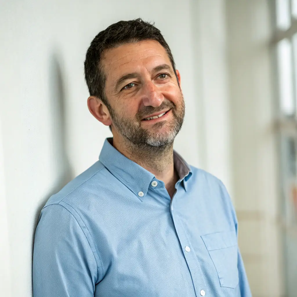 A portrait of a smiling French person, the president of LES RUELLES VIVES.